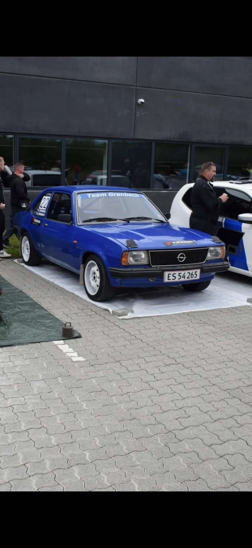 Bilen forfra