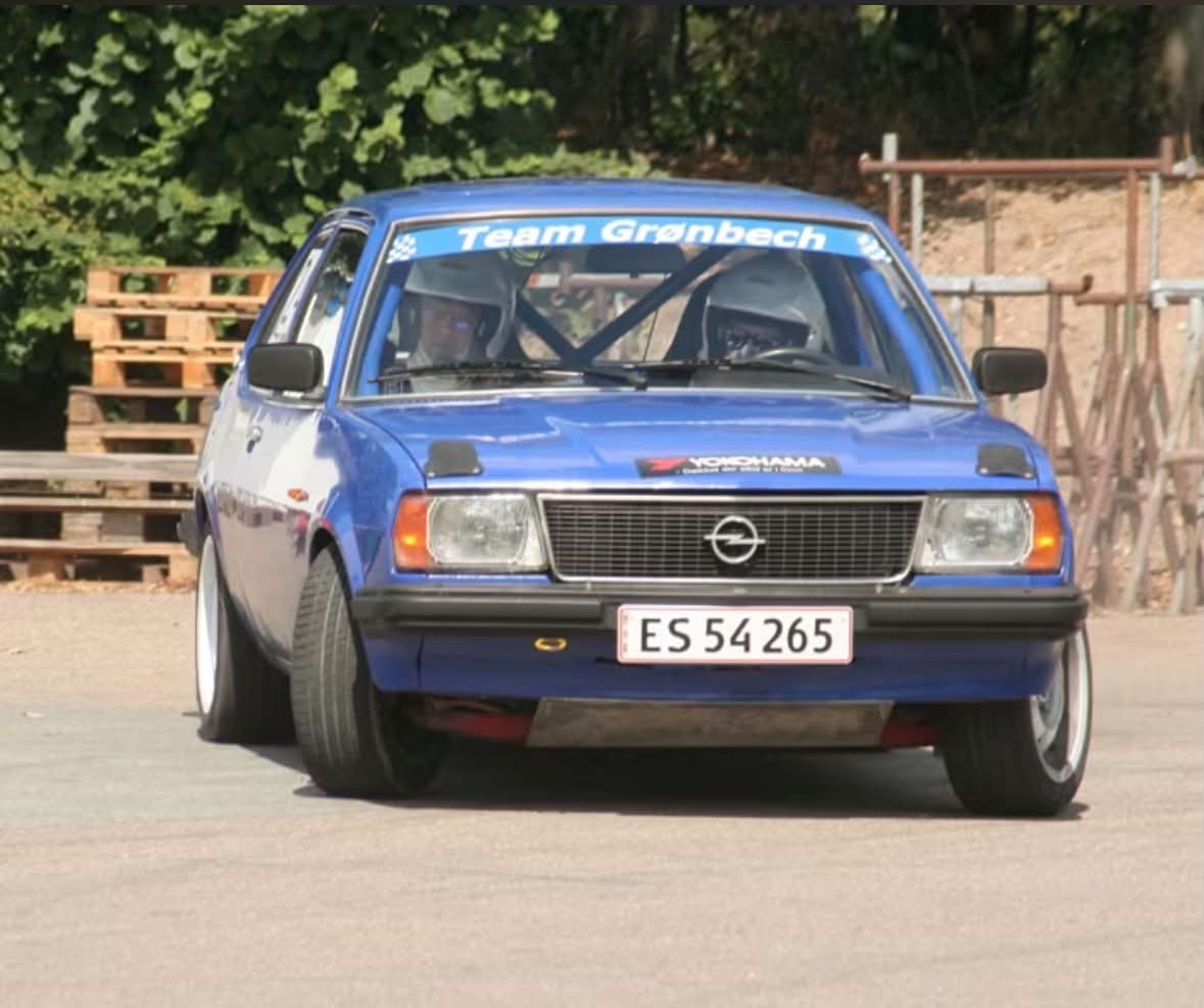 Team Grønbechs blå Opel Ascona B rallybil